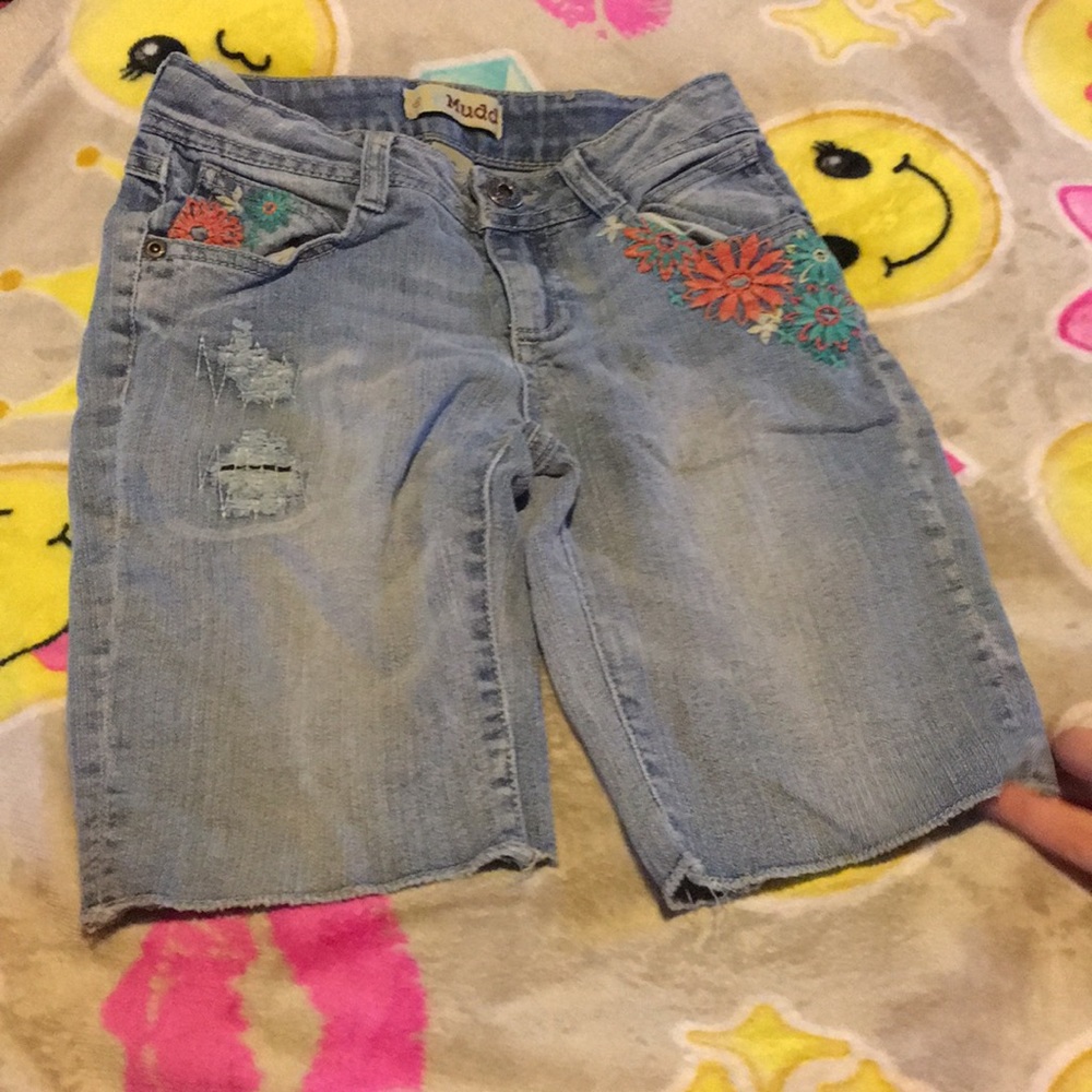 Knee cut floral print shorts